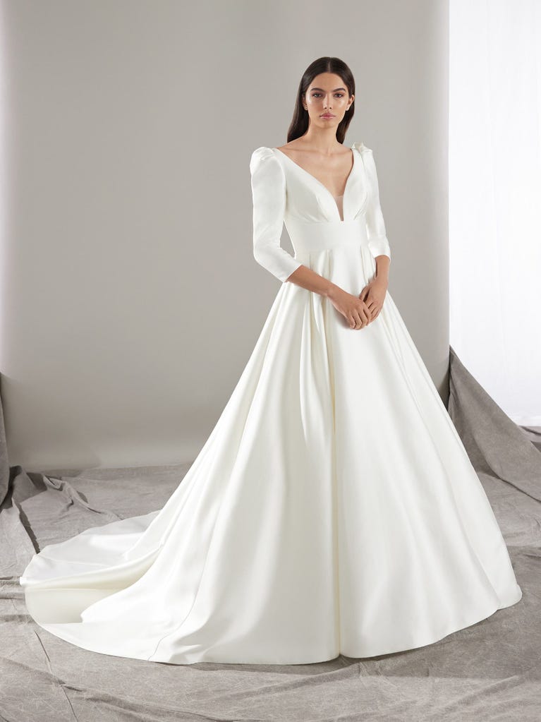 pronovias LIVIA | Vestido de novia princesa con escote de pico | Pronovias Tienda