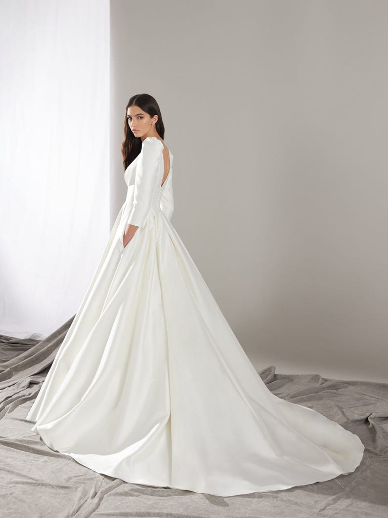 pronovias LIVIA | Vestido de novia princesa con escote de pico | Pronovias Tienda