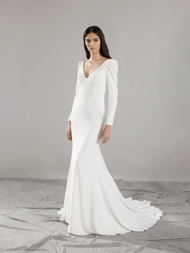 pronovias AUSIA | Vestido de novia sirena con escote de pico | Pronovias