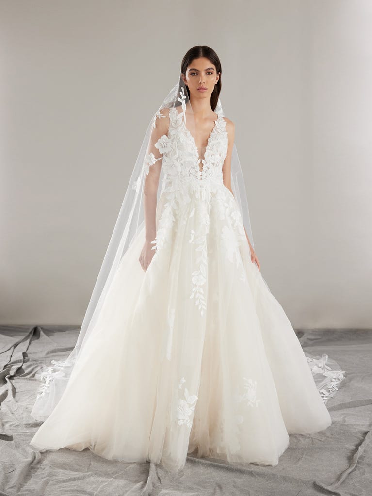 pronovias WEST | Vestido de novia corte en a con escote de pico | Pronovias ÚLTIMAS EDICIONES