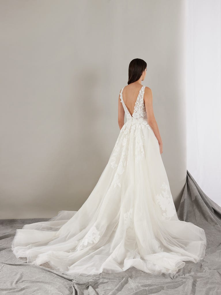 pronovias WEST | Vestido de novia corte en a con escote de pico | Pronovias ÚLTIMAS EDICIONES