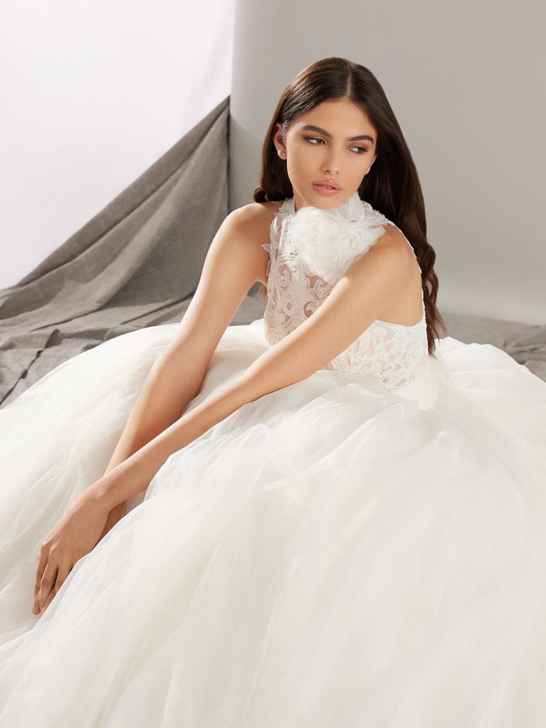 pronovias MAJOR | Vestido de novia princesa con cuello halter | Pronovias Último día