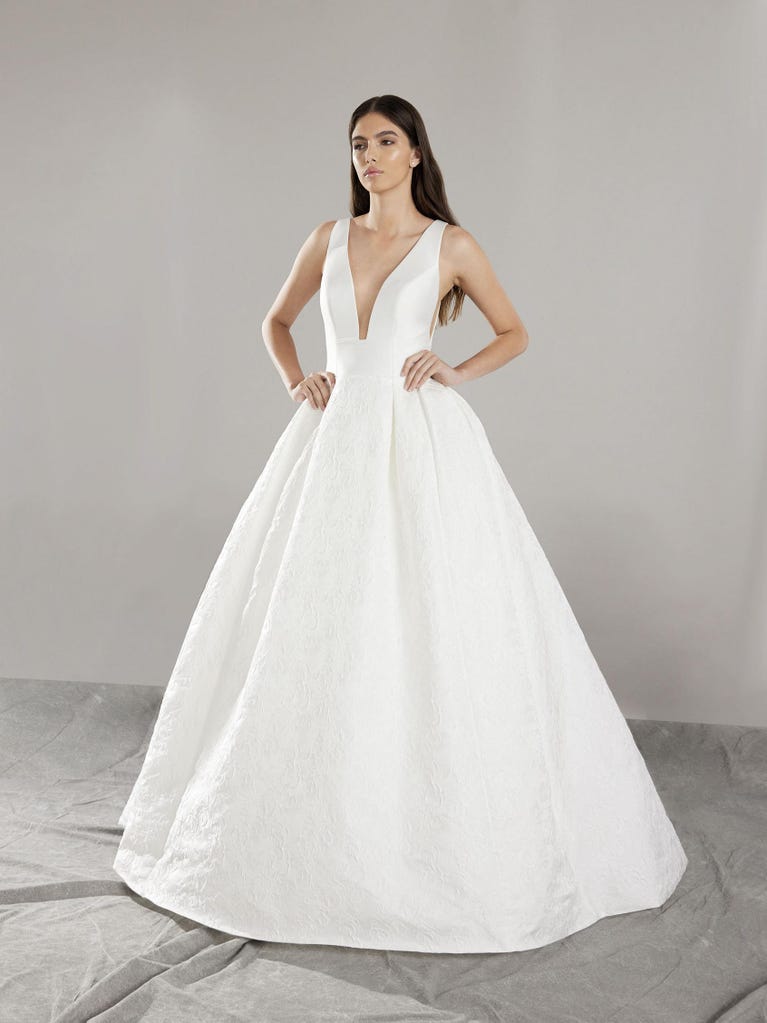 pronovias FILANTE | Vestido de novia corte en a con escote de pico | Pronovias