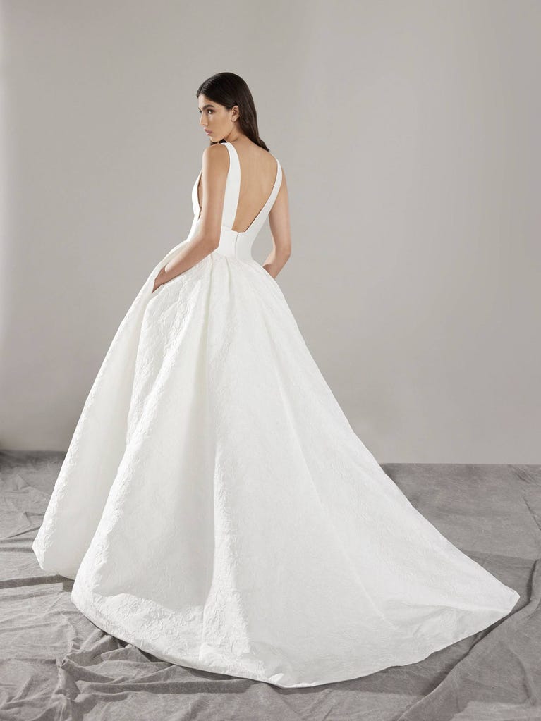 pronovias FILANTE | Vestido de novia corte en a con escote de pico | Pronovias Promoción por tiempo limitado