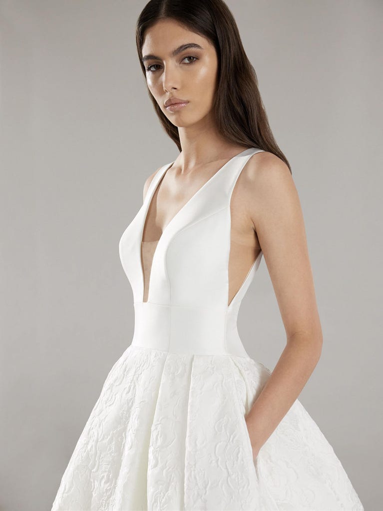 pronovias FILANTE | Vestido de novia corte en a con escote de pico | Pronovias Promoción por tiempo limitado