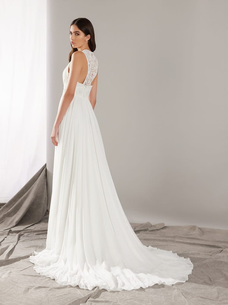 pronovias LOVELY | Vestido de novia corte en a con escote de pico | Pronovias Promoción trimestral