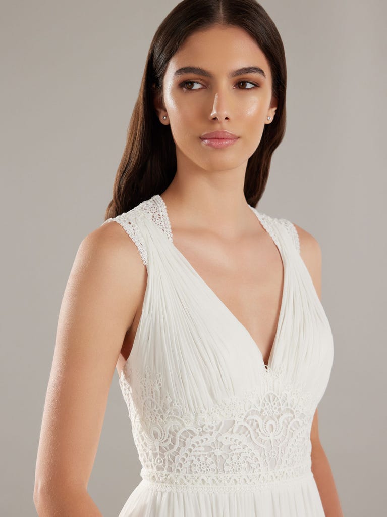 pronovias LOVELY | Vestido de novia corte en a con escote de pico | Pronovias Promoción trimestral