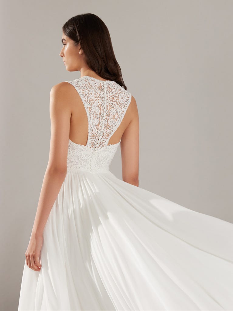 pronovias LOVELY | Vestido de novia corte en a con escote de pico | Pronovias Promoción trimestral