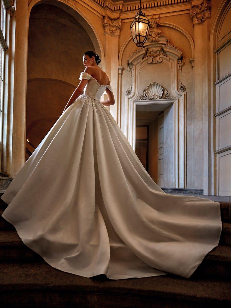 pronovias EMERLAD | Vestido de novia princesa con escote de pico Envío internacional gratuito
