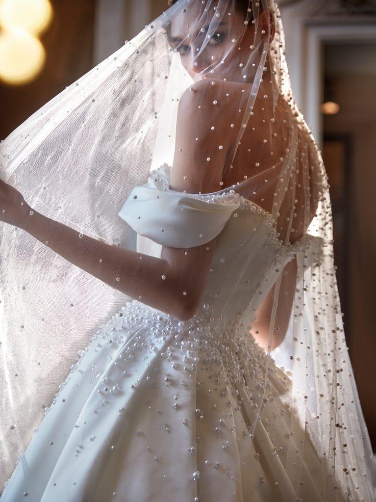 pronovias EMERLAD | Vestido de novia princesa con escote de pico Envío internacional gratuito