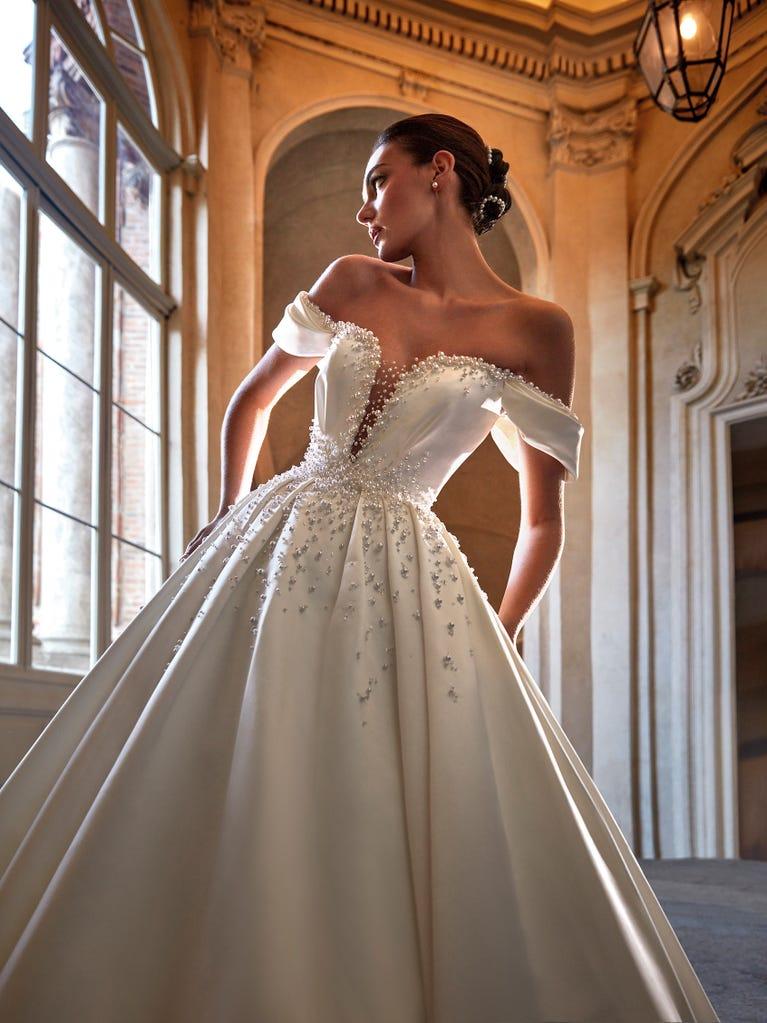 pronovias EMERLAD | Vestido de novia princesa con escote de pico Envío internacional gratuito