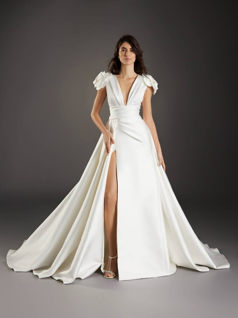 pronovias VELLA | Vestido de novia princesa con escote de pico | Pronovias Precios de Black Friday