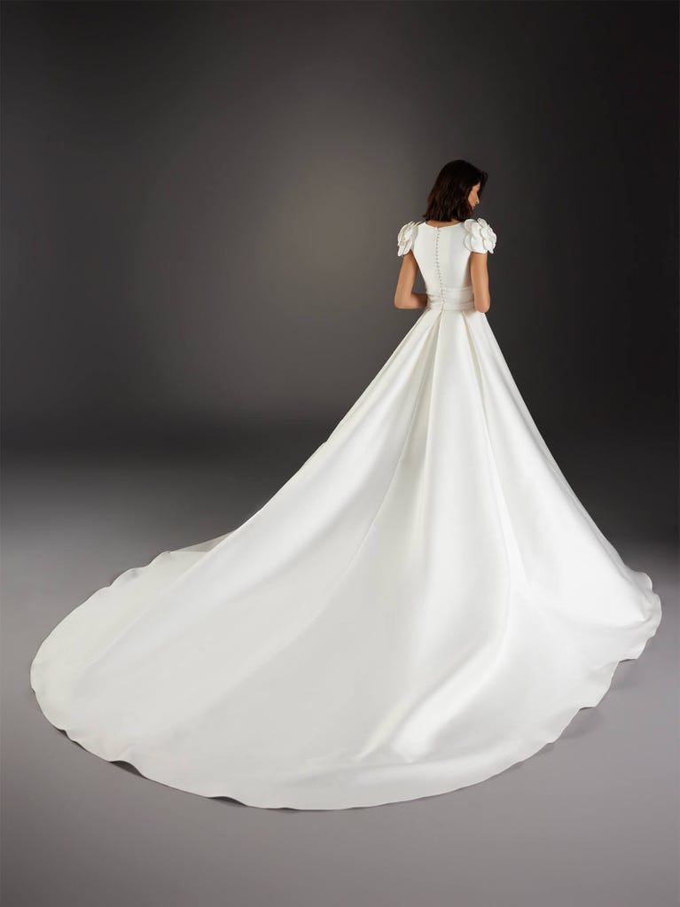 pronovias VELLA | Vestido de novia princesa con escote de pico | Pronovias Precios de Black Friday