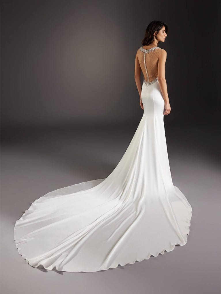 pronovias LLUM | Vestido de novia sirena con escote de pico | Pronovias Última moda
