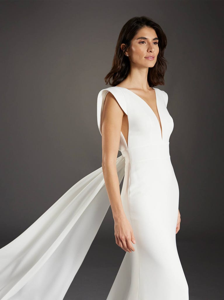 pronovias CONDAL | Vestido de novia sirena con escote de pico | Pronovias Rebajas de fin de temporada