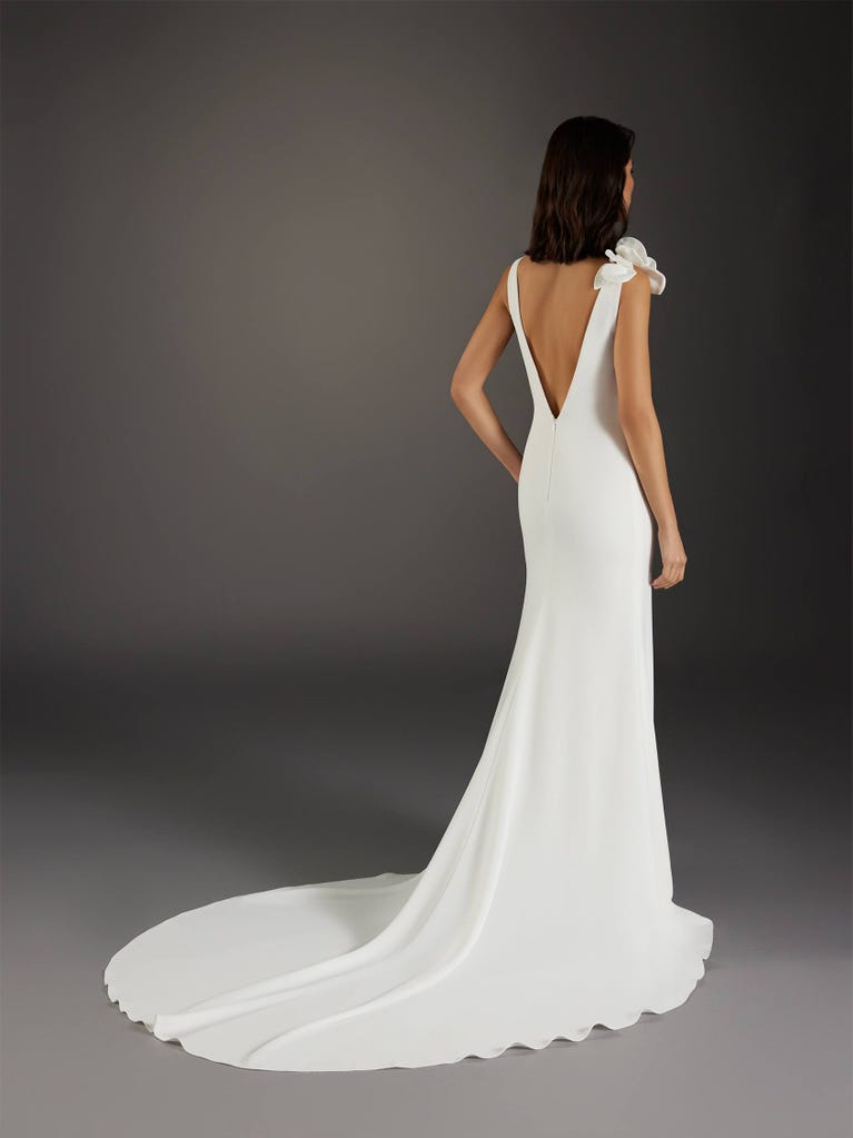 pronovias PANOT | Vestido de novia sirena con escote de pico | Pronovias 2025
