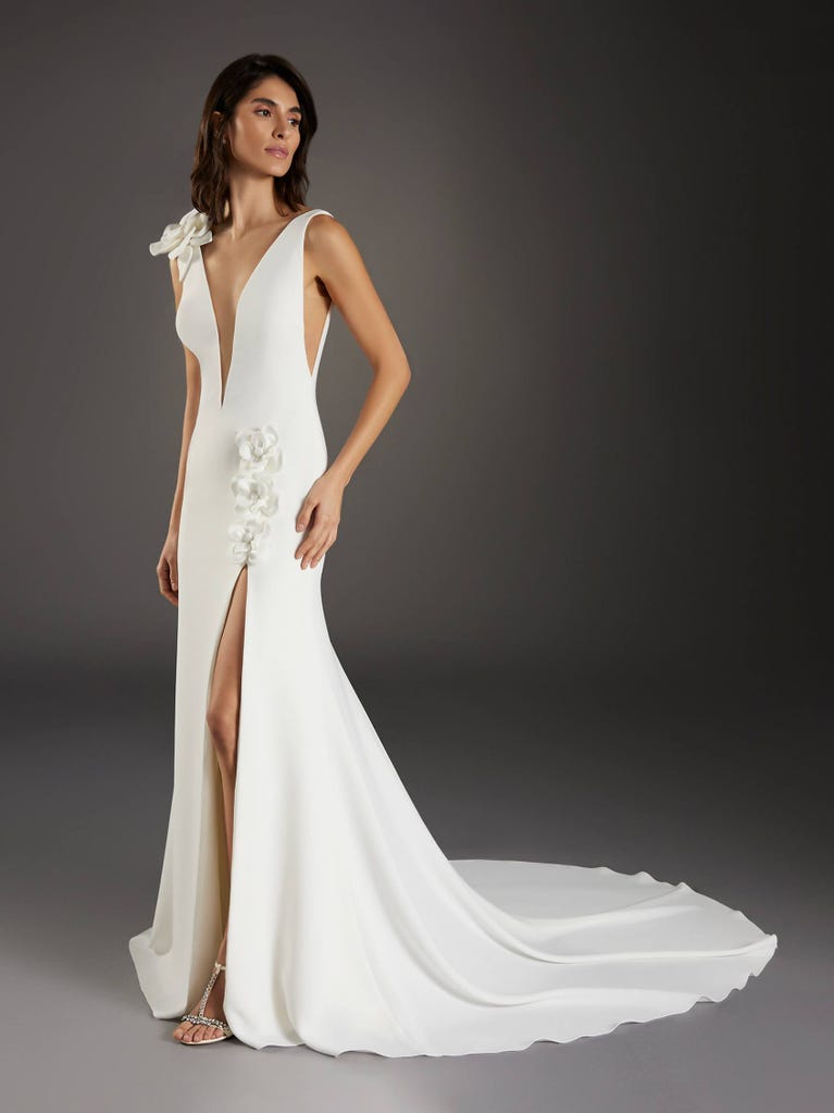 pronovias PANOT | Vestido de novia sirena con escote de pico | Pronovias 2025