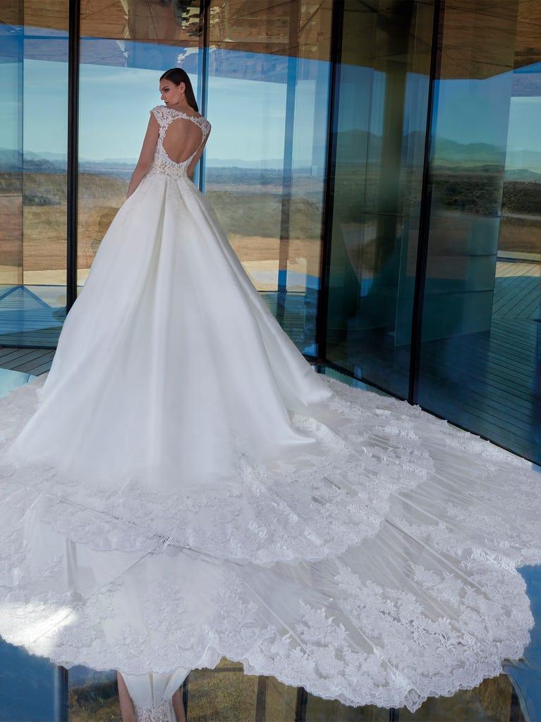 pronovias VIVIANITE | Vestido de novia princesa con escote de pico | Pronovias Ofertas