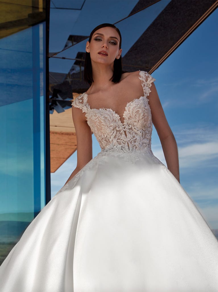 pronovias VIVIANITE | Vestido de novia princesa con escote de pico | Pronovias Ofertas