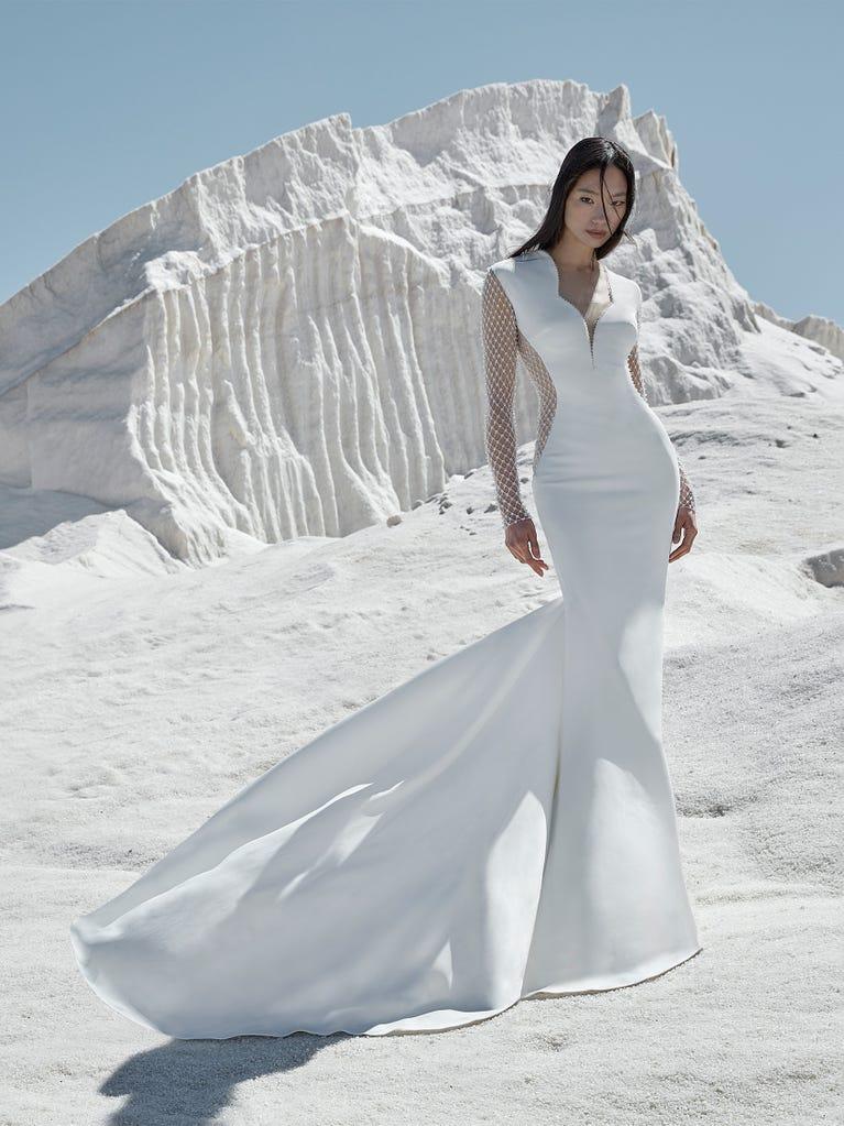 pronovias DIVINITY | Vestido de novia sirena con escote de pico | Pronovias