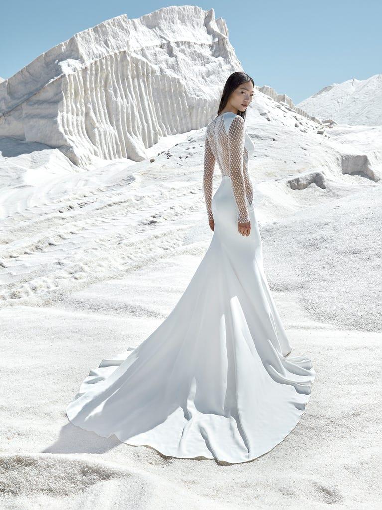 pronovias DIVINITY | Vestido de novia sirena con escote de pico | Pronovias Tienda