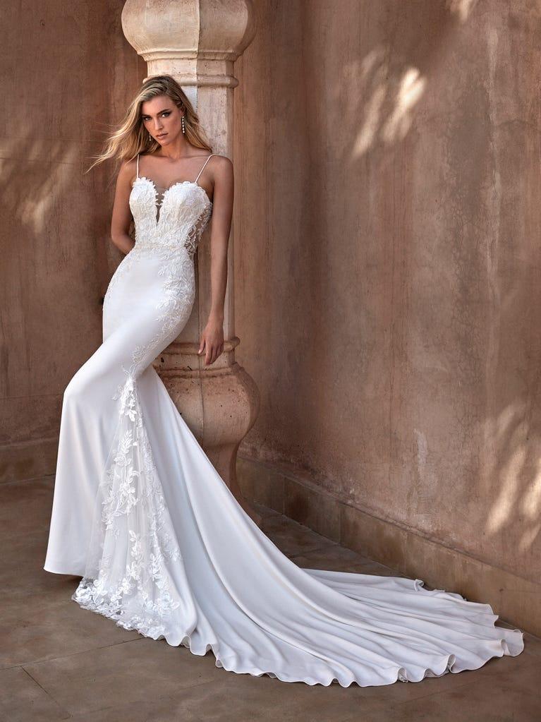 pronovias RIAU | Vestido de novia sirena con escote de pico | Pronovias Rebajas online
