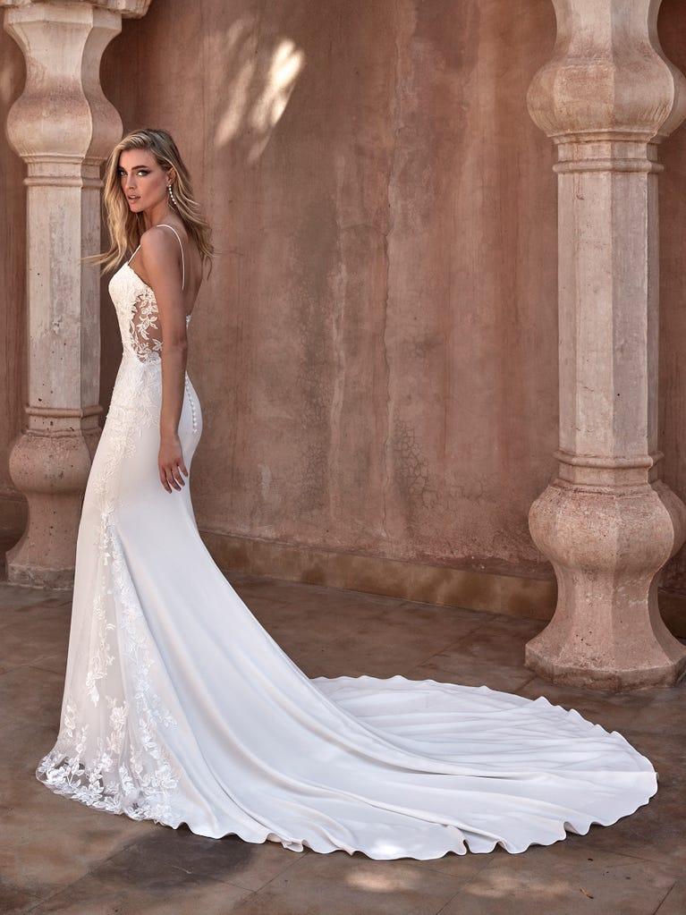 pronovias RIAU | Vestido de novia sirena con escote de pico | Pronovias Rebajas online