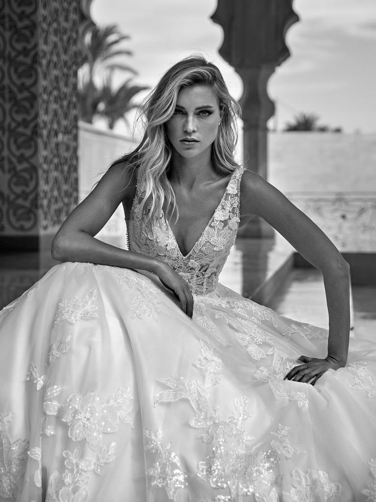 pronovias HURON | Vestido de novia corte en a con escote de pico | Pronovias Oferta especial