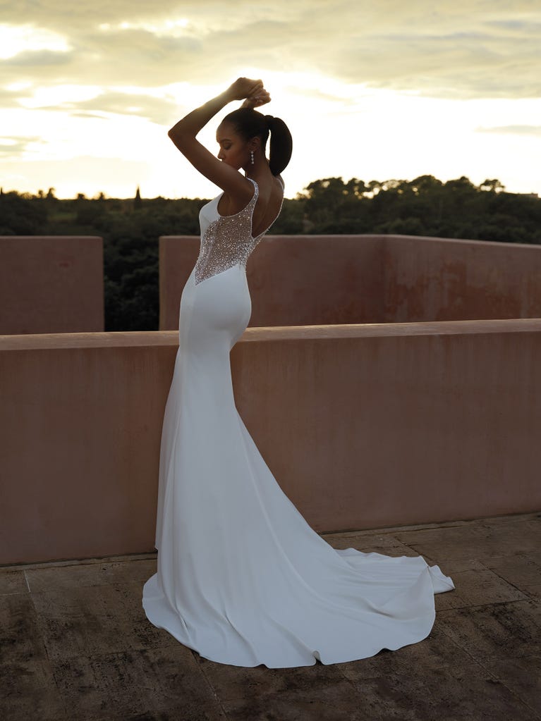 pronovias SEEA | Vestido de novia sirena con escote de pico | Pronovias Liquidación