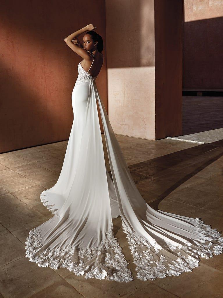 pronovias ROMAN | Vestido de novia sirena con escote de pico | Pronovias Envío internacional gratuito