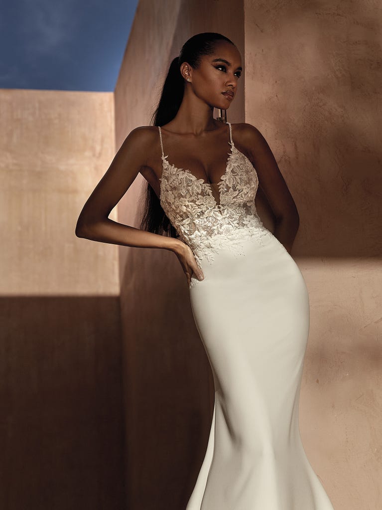 pronovias ROMAN | Vestido de novia sirena con escote de pico | Pronovias Envío internacional gratuito