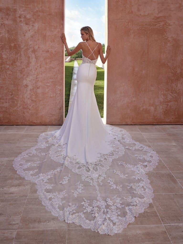 pronovias ROANNA | Vestido de novia sirena con escote de pico | Pronovias Tienda de fábrica