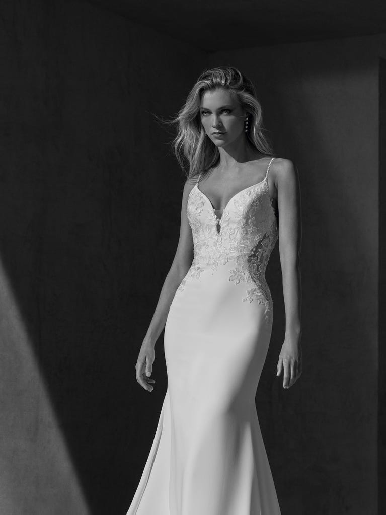 pronovias ROANNA | Vestido de novia sirena con escote de pico | Pronovias Tienda de fábrica