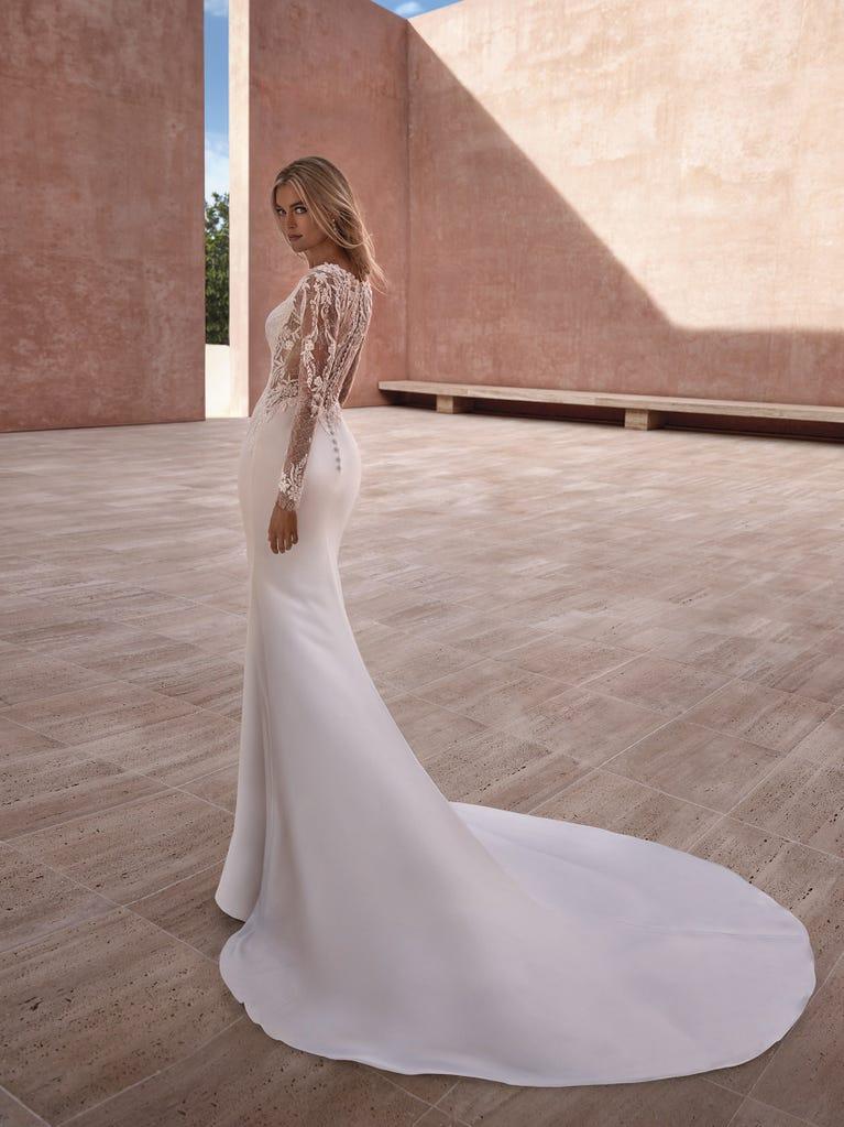 pronovias PARISIA | Vestido de novia sirena con escote barco | Pronovias Ahorra y exporta