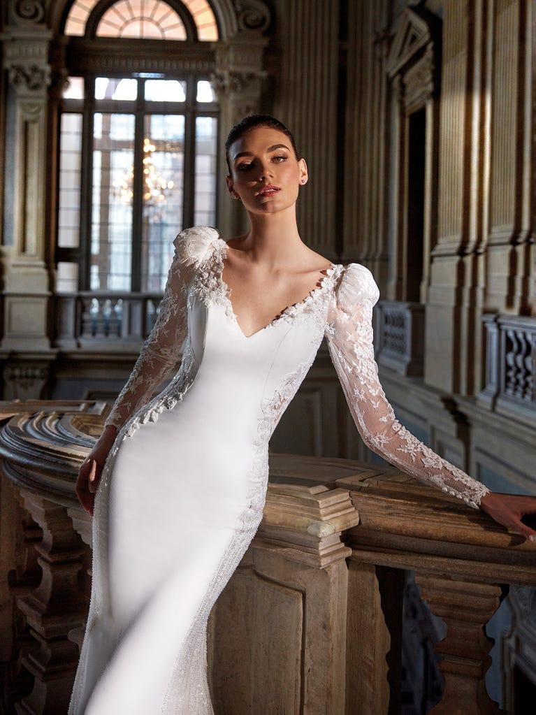 pronovias ABSIDIAN | Vestido de novia sirena con escote de pico Descuento por venta flash