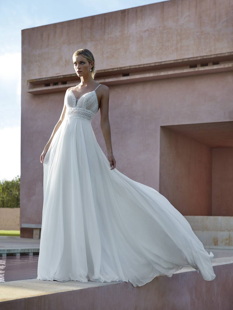 pronovias MORGAT | Vestido de novia corte en a con escote de pico | Pronovias Ofertas de temporada