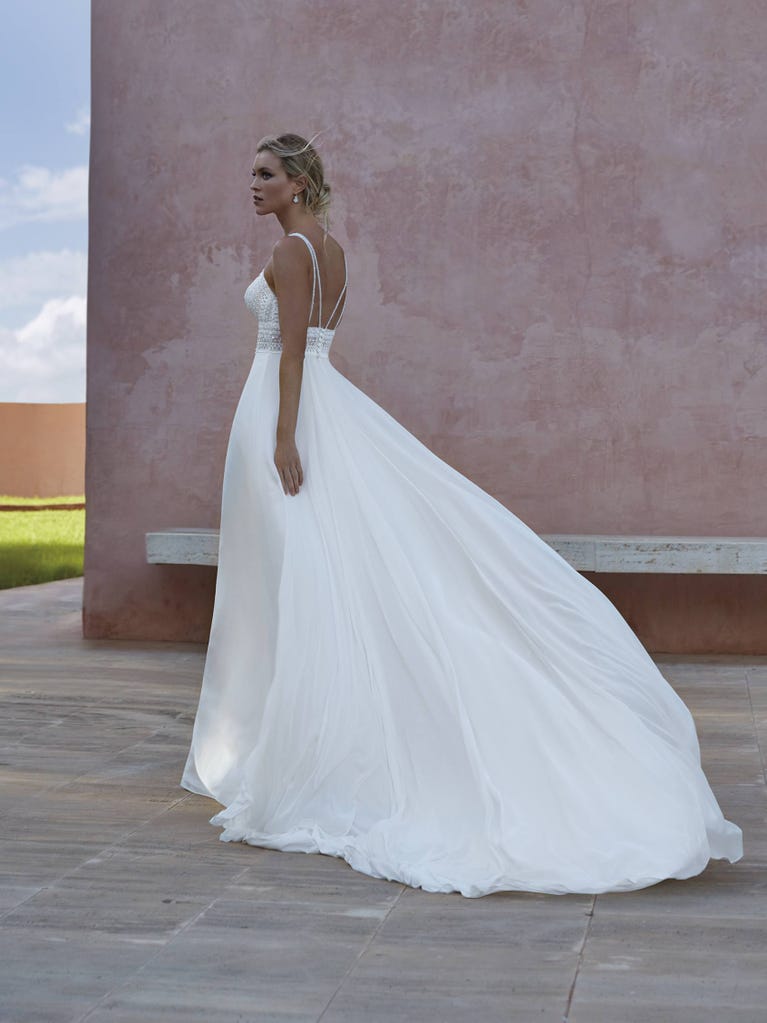 pronovias MORGAT | Vestido de novia corte en a con escote de pico | Pronovias Ofertas de temporada