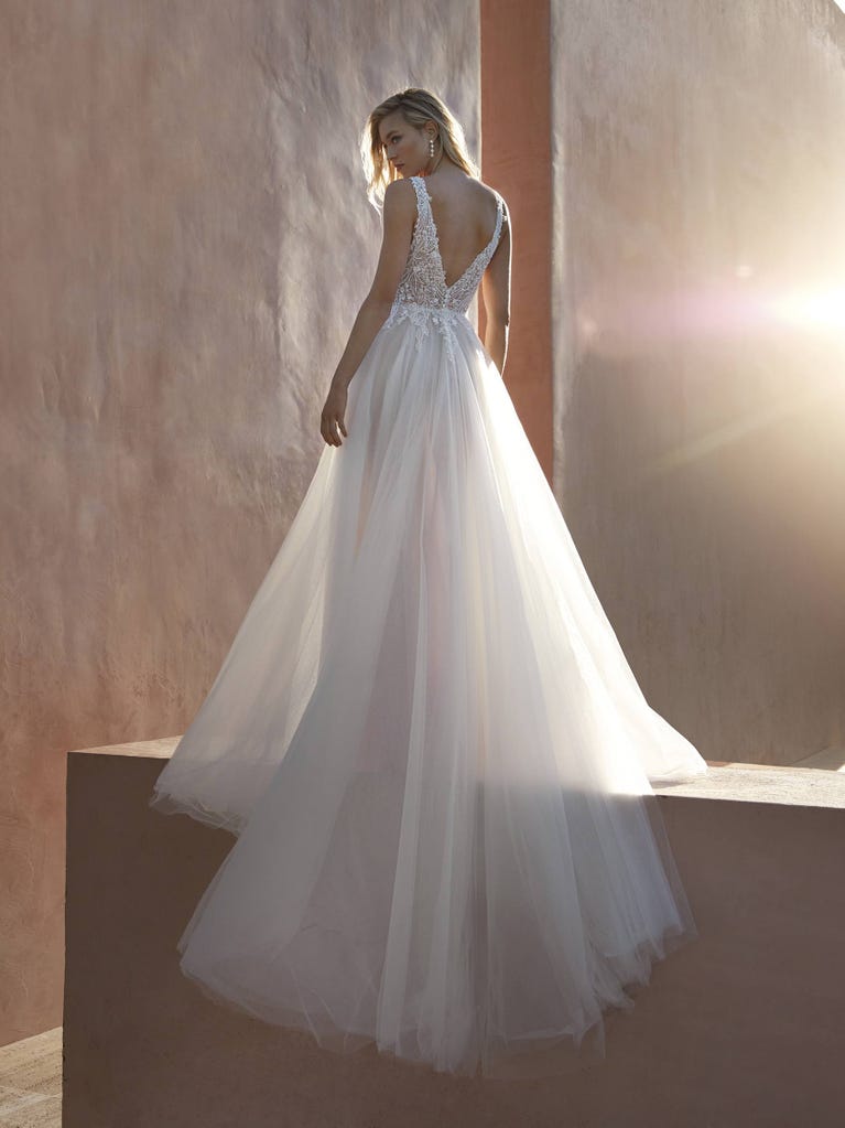 pronovias CRIMSON | Vestido de novia corte en a con escote de pico | Pronovias Grandes ahorros