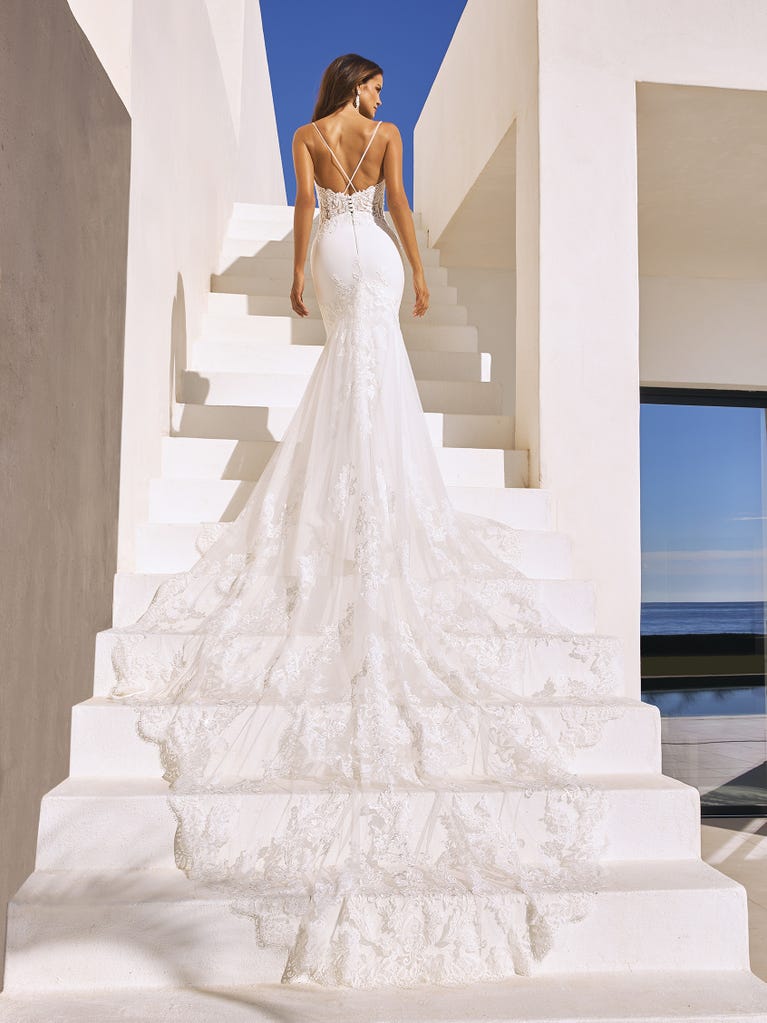 pronovias IZARA | Vestido de novia sirena con escote corazón | Pronovias 2025