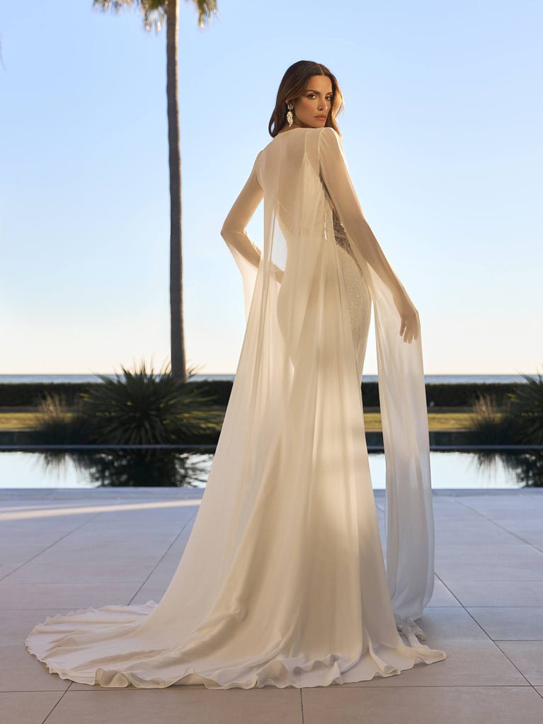pronovias IRIS | Vestido de novia sirena con escote de pico | Pronovias En línea