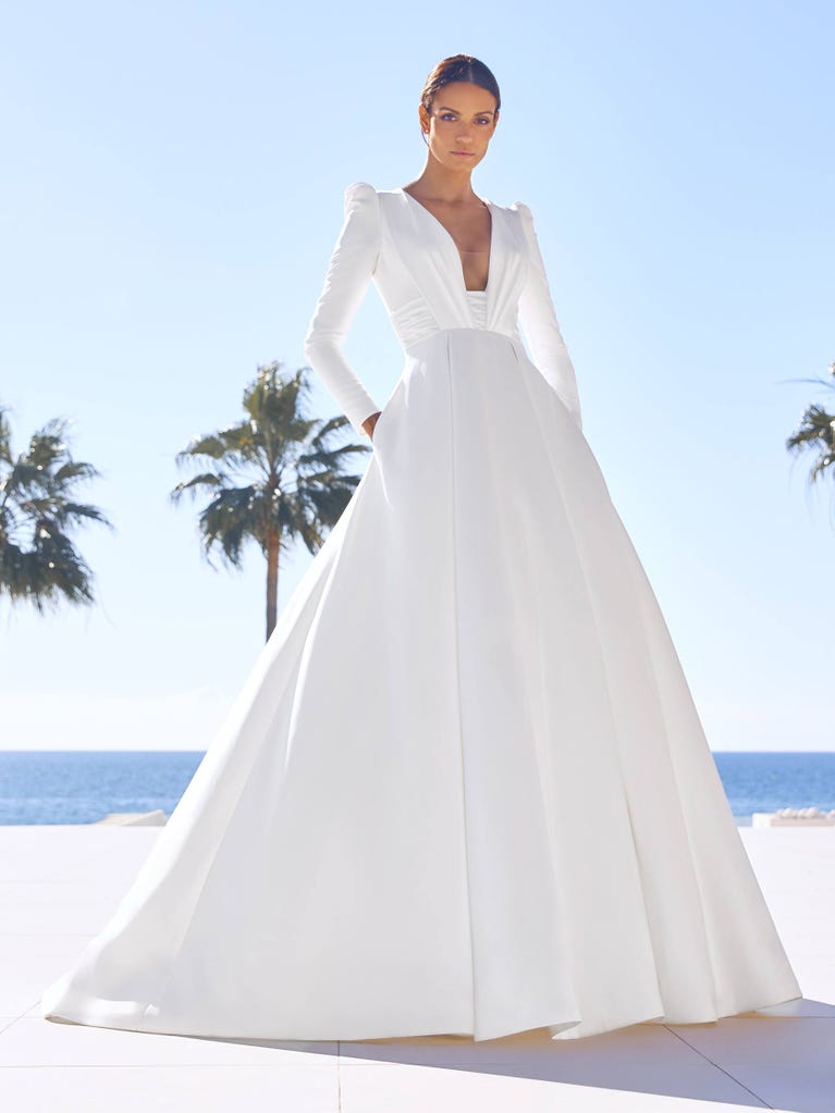 pronovias CADENCE | Vestido de novia corte en a con escote de pico | Pronovias Outlet