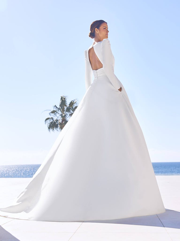 pronovias CADENCE | Vestido de novia corte en a con escote de pico | Pronovias Outlet
