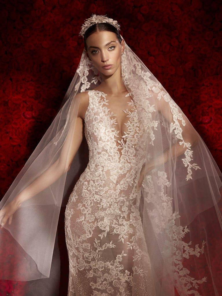 pronovias DESSAY | Vestido de novia sirena con escote de pico | Atelier Pronovias En oferta