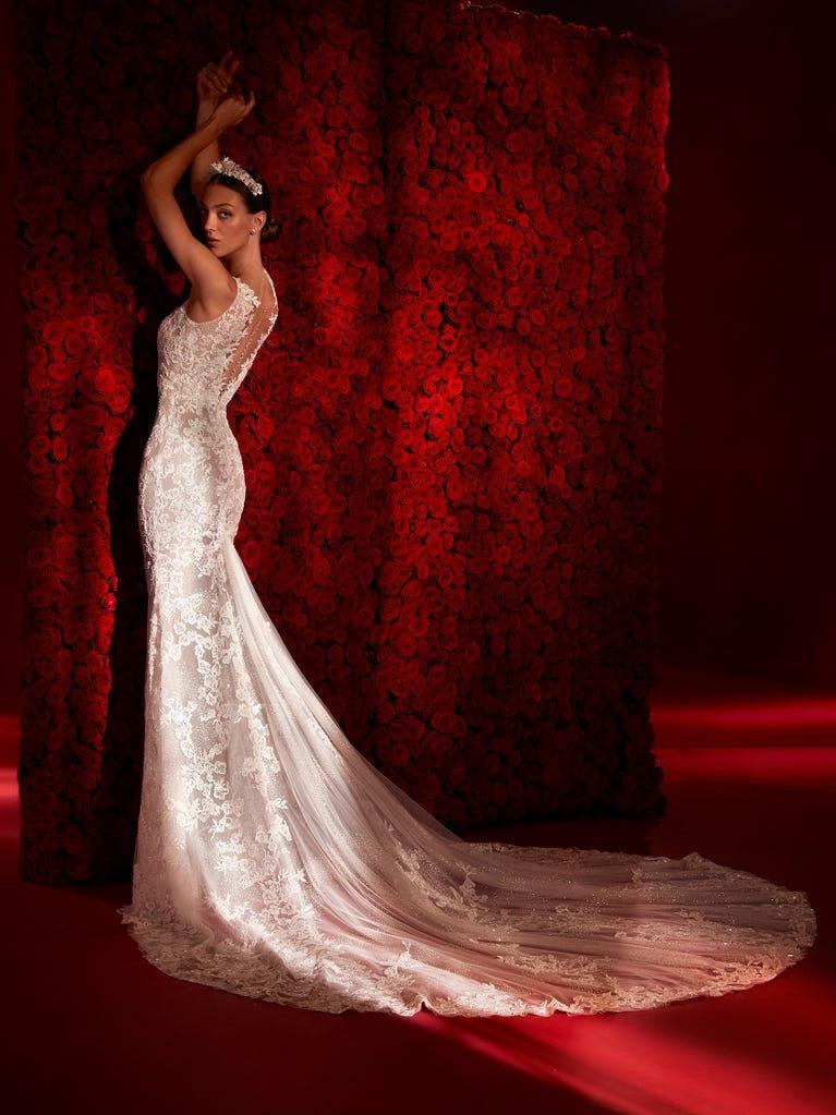 pronovias DESSAY | Vestido de novia sirena con escote de pico | Atelier Pronovias En oferta