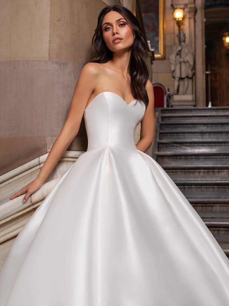 pronovias CLOSE | Vestido de novia princesa con escote corazón | Pronovias Ventas relámpago