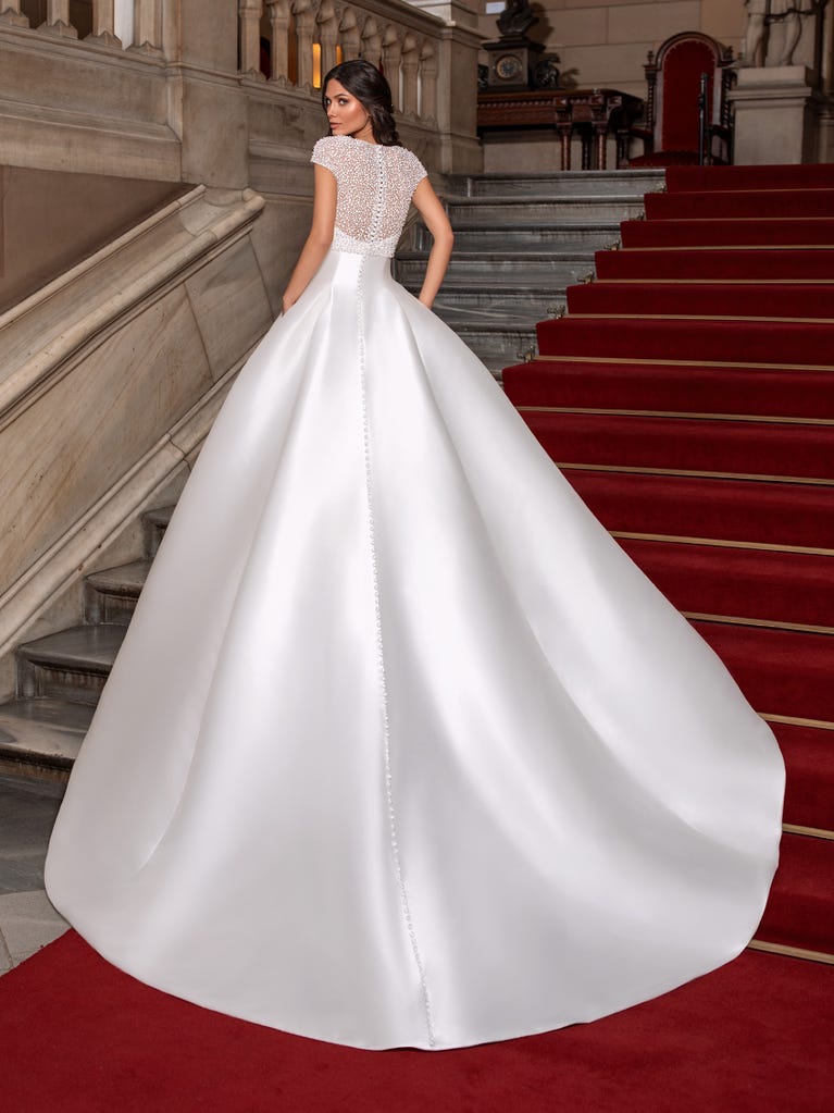 pronovias CLOSE | Vestido de novia princesa con escote corazón | Pronovias Ventas relámpago