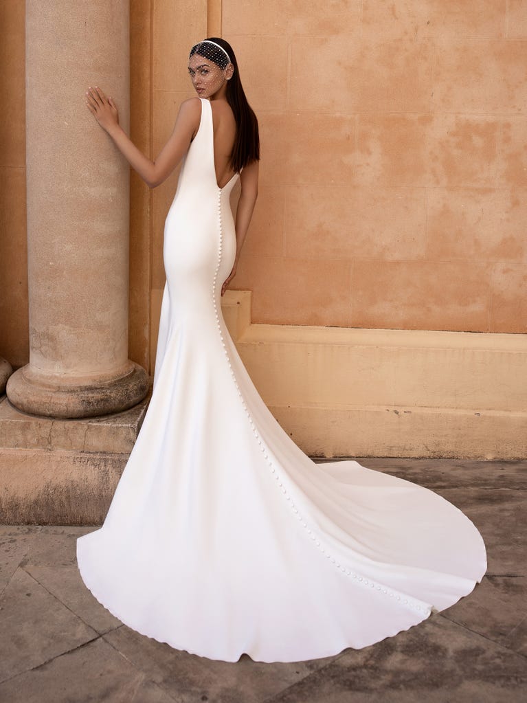 pronovias Vestido de novia escote de pico corte sirena y sin mangas | Pronovias Tienda