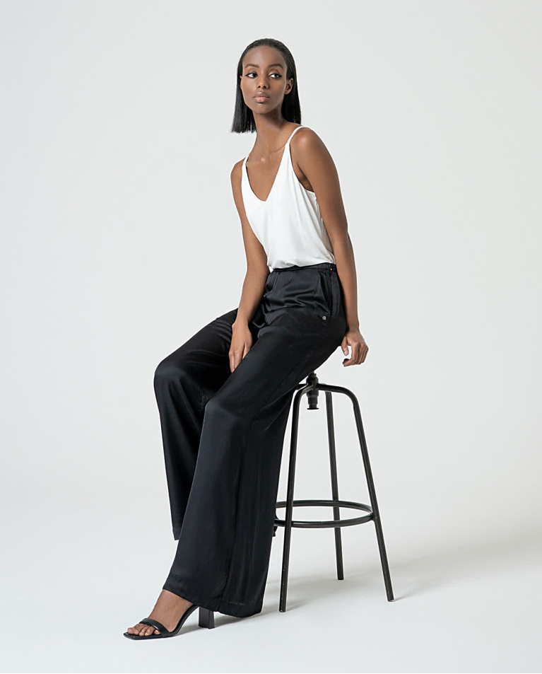 surkana Pantalón wide leg satinado liso Negro Solo queda un día