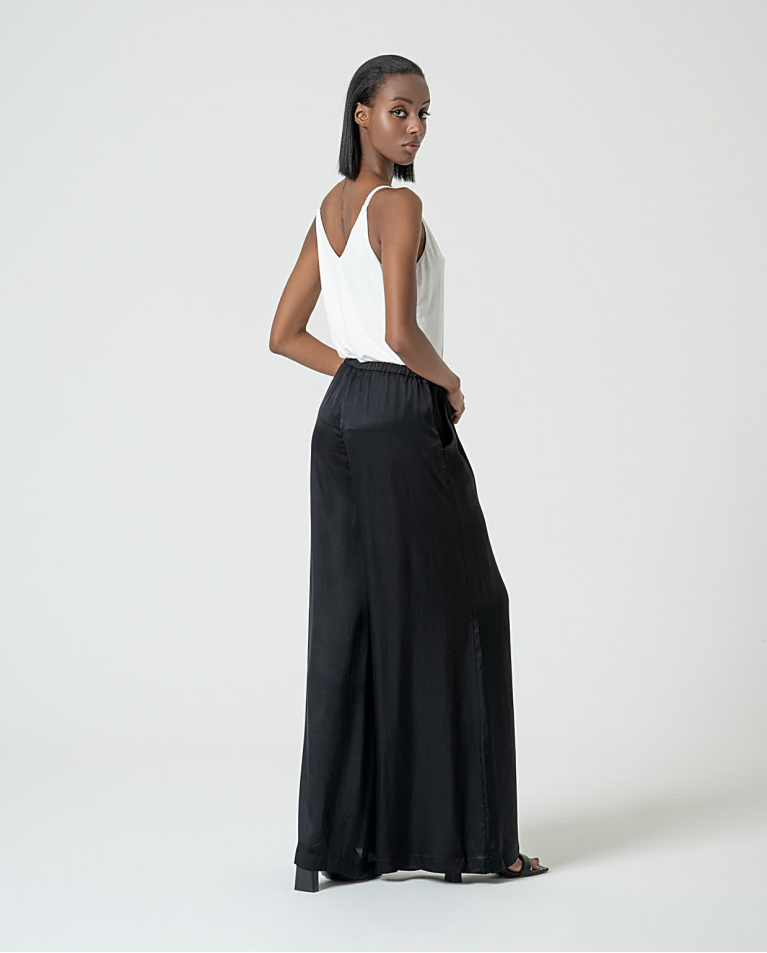 surkana Pantalón wide leg satinado liso Negro Solo queda un día