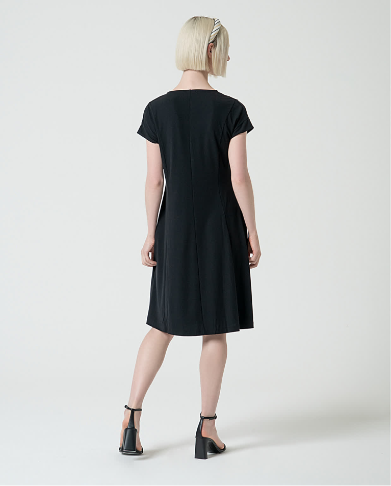 surkana Vestido elástico básico liso Negro En oferta
